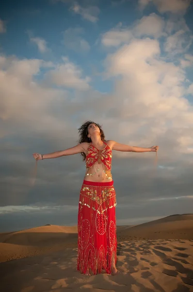 Femme danseuse du ventre dans les dunes du désert — 图库照片