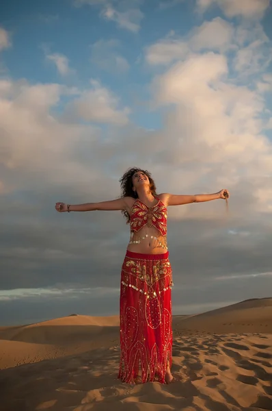 Woman belly dancer in desert dunes — Stock Photo, Image