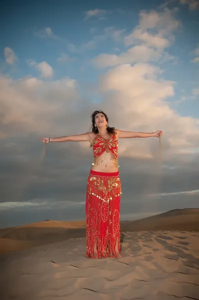 Woman belly dancer in desert dunes — Stock Photo, Image