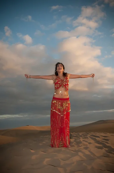 Donna danzatrice del ventre nelle dune del deserto — Foto Stock