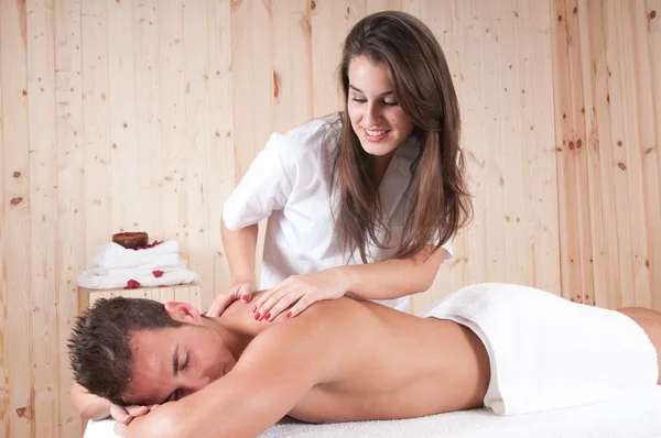 Homem com toalha fazendo uma massagem — Fotografia de Stock