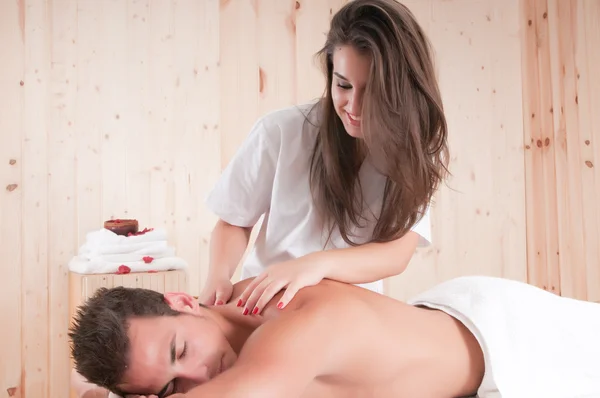 Man met de handdoek met een massage — Stockfoto