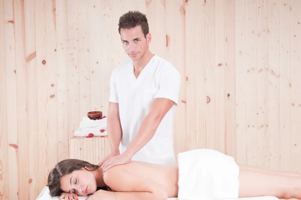Giovane donna ottenere massaggio — Foto Stock