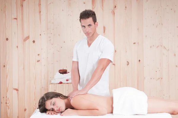 Ung kvinna får massage — Stockfoto