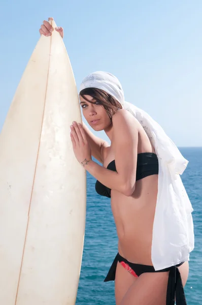 Surfer girl med surfbräda — Stockfoto