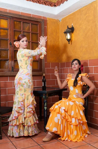 Tradicionales vestidos de flamenca bailan durante la Feria de Abril en abril España — Foto de Stock