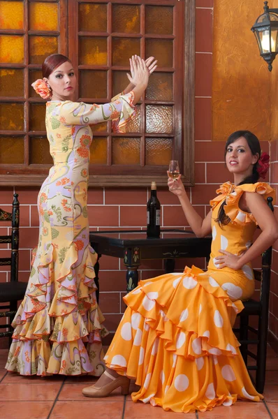 Tradicionales vestidos de flamenca bailan durante la Feria de Abril en abril España — Foto de Stock