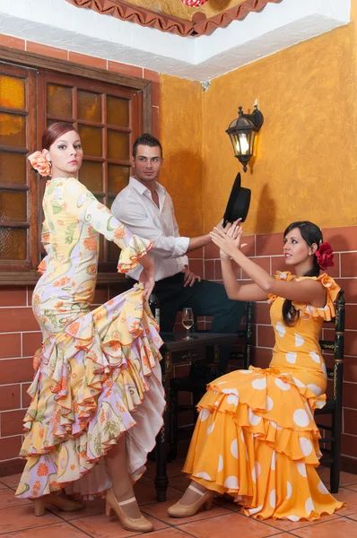 Traditionell flamenco klänningar dans under feria de abril april Spanien — Stockfoto