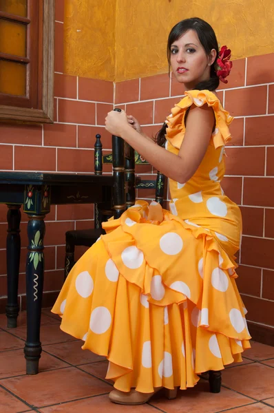 Tradicionales vestidos de flamenca bailan durante la Feria de Abril en abril España — Foto de Stock