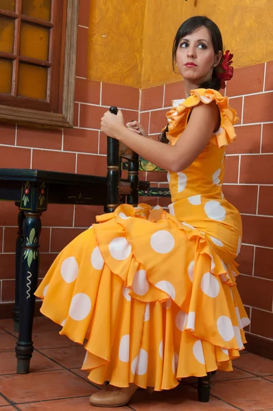 Traditionell flamenco klänningar dans under feria de abril april Spanien — Stockfoto