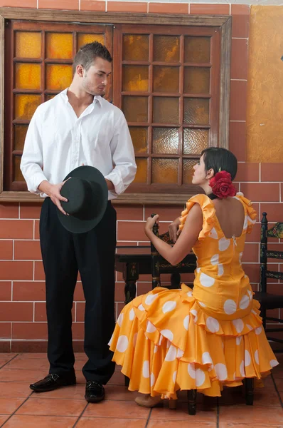 Traditionele flamenco jurken dans tijdens de feria de abril op april Spanje — Stockfoto