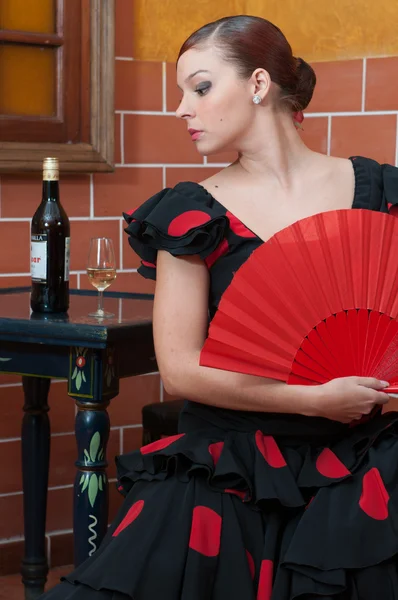 Tradicionales vestidos de flamenca bailan durante la Feria de Abril en abril España —  Fotos de Stock