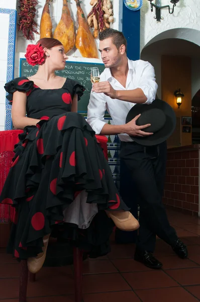 Hagyományos flamenco tánc ruhák alatt a feria de abril április Spanyolország — Stock Fotó