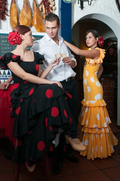 Traditionell flamenco klänningar dans under feria de abril april Spanien — Stockfoto