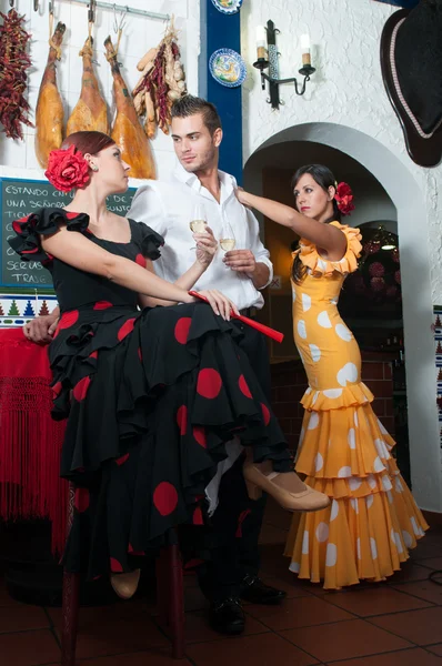 Hagyományos flamenco tánc ruhák alatt a feria de abril április Spanyolország — Stock Fotó