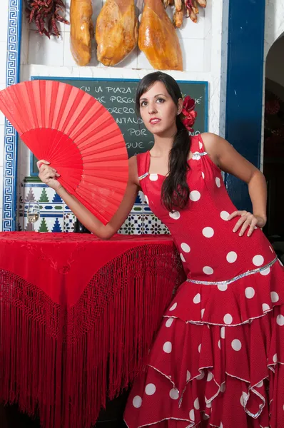 Traditionele flamenco jurken dans tijdens de feria de abril op april Spanje — Stockfoto