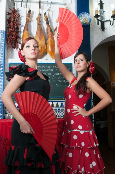 Tradicionales vestidos de flamenca bailan durante la Feria de Abril en abril España — Foto de Stock