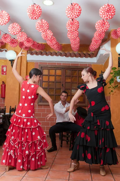 Traditionell flamenco klänningar dans under feria de abril april Spanien — Stockfoto