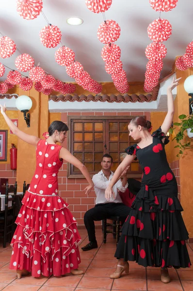 Tradicionales vestidos de flamenca bailan durante la Feria de Abril en abril España — Foto de Stock