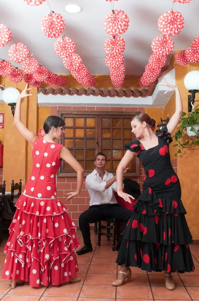 Traditionele flamenco jurken dans tijdens de feria de abril op april Spanje — Stockfoto