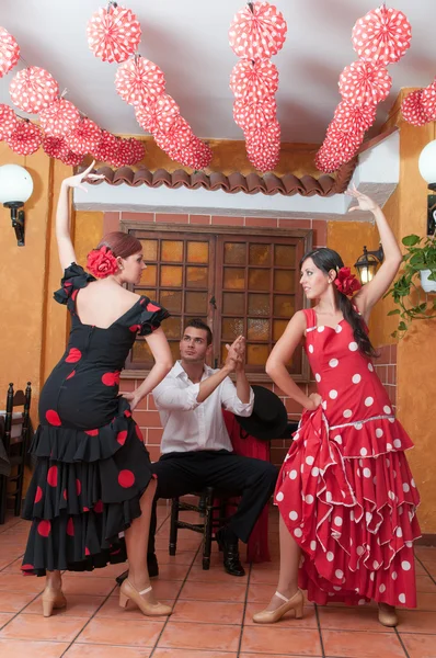 Traditionele flamenco jurken dans tijdens de feria de abril op april Spanje — Stockfoto