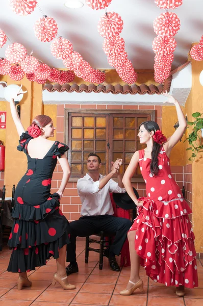 Tradicionales vestidos de flamenca bailan durante la Feria de Abril en abril España — Foto de Stock