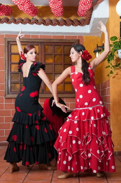 Traditionell flamenco klänningar dans under feria de abril april Spanien — Stockfoto