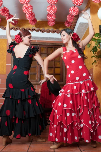 Traditionell flamenco klänningar dans under feria de abril april Spanien — Stockfoto