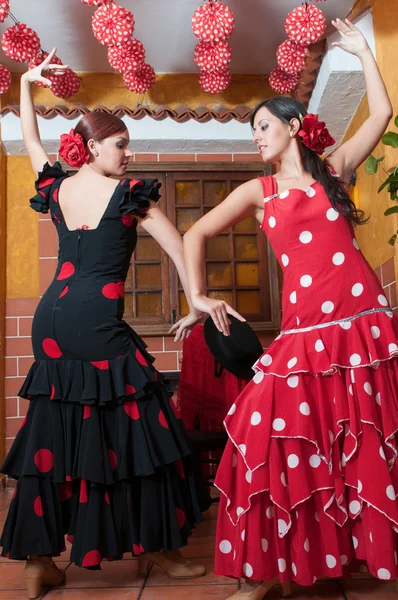 传统的弗拉门戈连衣裙舞在 4 日的菲利亚 feria 期间西班牙 — 图库照片