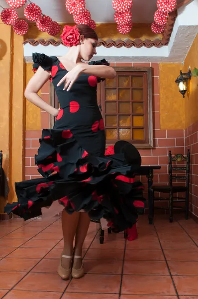 Traditionell flamenco klänningar dans under feria de abril april Spanien — Stockfoto