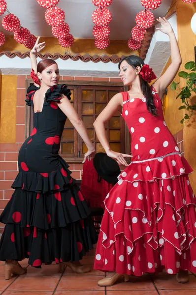 Tradiční flamenco šaty tanec během svátku feria de abril dubna Španělsko — Stock fotografie