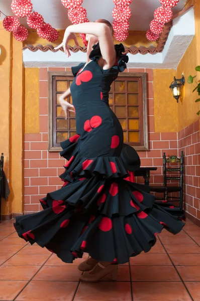 Tradicionales vestidos de flamenca bailan durante la Feria de Abril en abril España —  Fotos de Stock