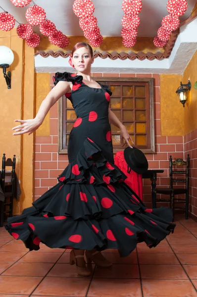 Traditionell flamenco klänningar dans under feria de abril april Spanien — Stockfoto