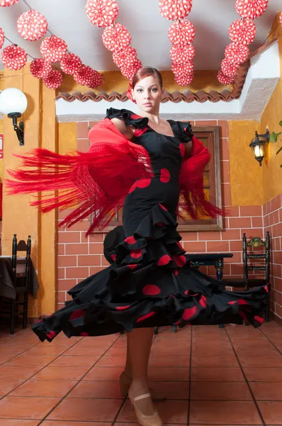 Traditionell flamenco klänningar dans under feria de abril april Spanien — Stockfoto