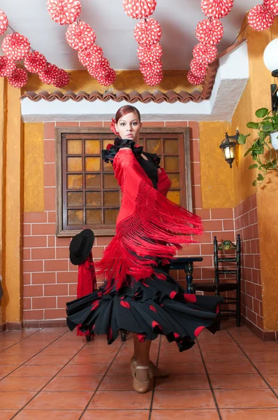 Traditionell flamenco klänningar dans under feria de abril april Spanien — Stockfoto