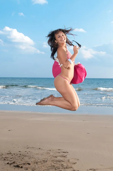 Kobieta skacząca na plaży — Zdjęcie stockowe