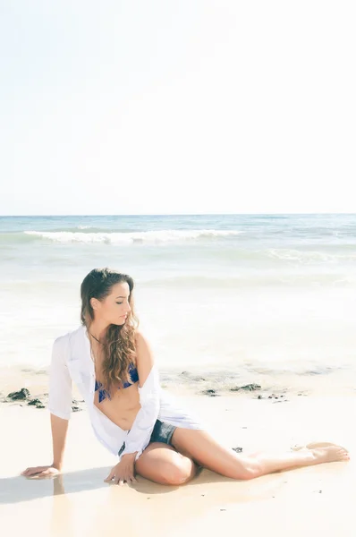 Mujer sexy en la playa —  Fotos de Stock