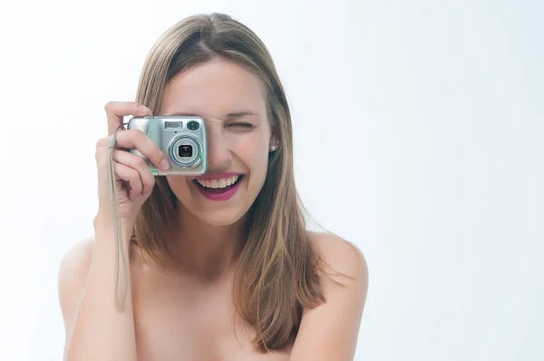 Hermosa mujer en bikini haciendo foto en la cámara — Foto de Stock