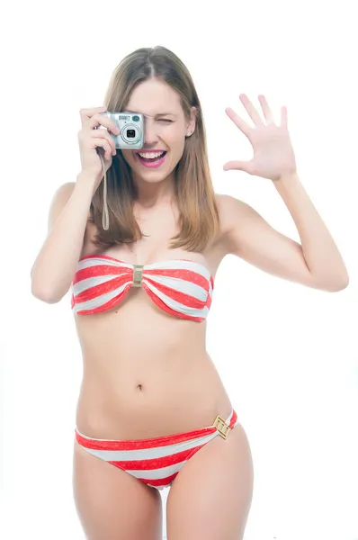 Schöne Frau im Bikini macht Foto vor der Kamera — Stockfoto