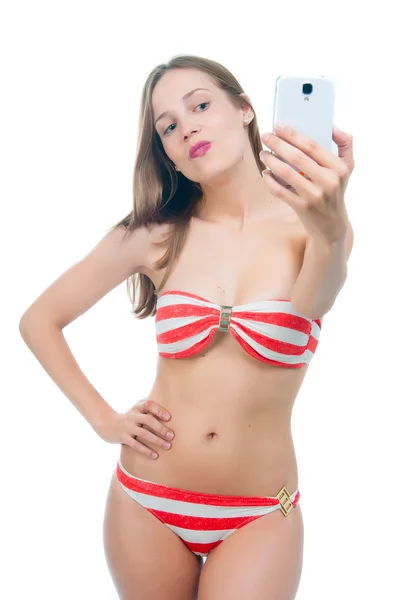 Mooie vrouw in bikini nemen foto op haar telefoon — Stockfoto