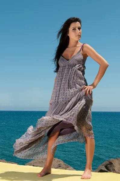 Schöne Mädchen in einem langen Kleid am Strand — Stockfoto