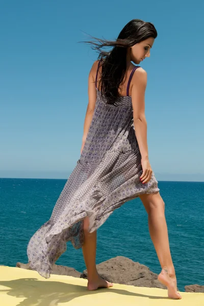 Schöne Mädchen in einem langen Kleid am Strand — Stockfoto