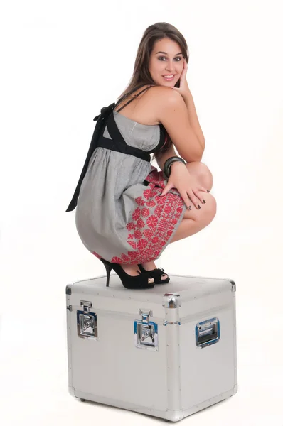 Femme assise sur une grosse valise — Photo