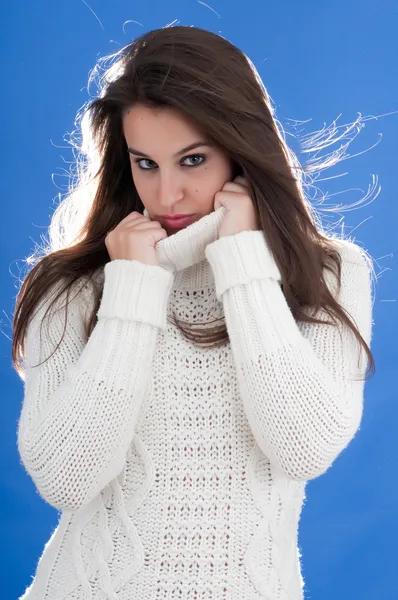 Noszenie biały sweter piękna kobieta — Zdjęcie stockowe