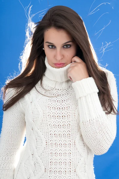 Belle femme portant un pull blanc — Photo