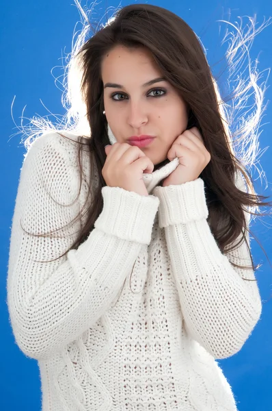 Bella donna che indossa maglione bianco — Foto Stock