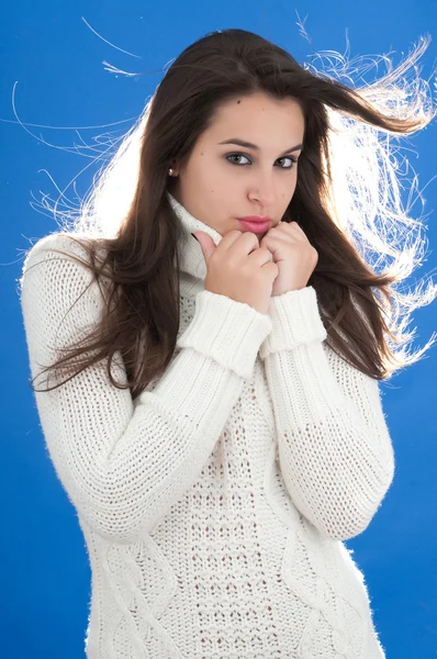 Belle femme portant un pull blanc — Photo