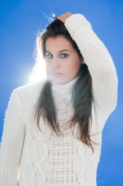 Krásná žena nosí bílý svetr — Stock fotografie