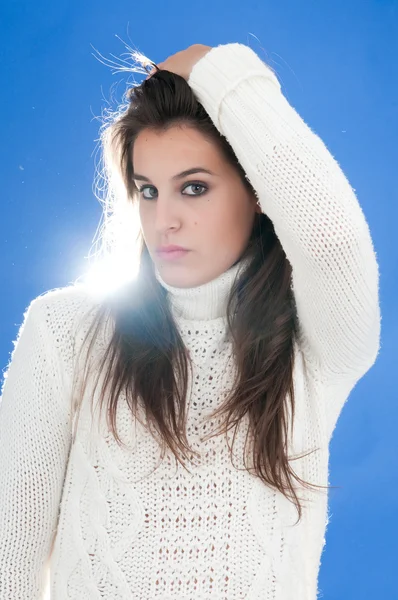Schöne Frau trägt weißen Pullover — Stockfoto