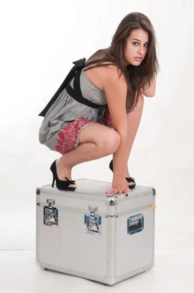 Frau sitzt auf großem Koffer — Stockfoto